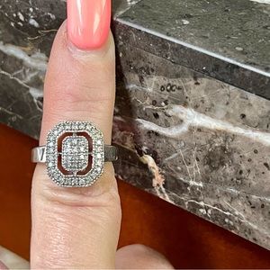 Diamond ring in sterling silver. Size 7 approximately 1.5 ct